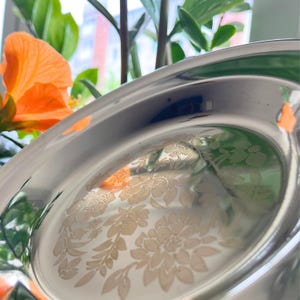 Naturverbundenes Wohnen, Botanik Trend, Blumenmuster Gravur, Retro-Vibe, Mid Century Stil, Art Deco Akzent, Modern Farmhouse, Cottagecore Lifestyle, Fairycore Aesthetic, Romantische Tischdeko, Valentinstagsgeschenk, Jubiläumsgeschenk, Dankeschön Geschenk, Kleinigkeit zu Ostern, Osternest füllen, Eiersuche Belohnung, Nachhaltiges Osternest, plastikfreie Ostern, Outdoor Cooking, Grillteller klein, Tapas Teller Metall, Antipasti Platte, Fingerfood Tablett, Sushi Teller Edelstahl, Zen Design