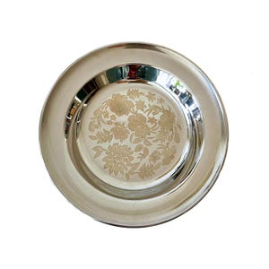 Vintage Edelstahl Teller, Blumen-Gravur Metall, Serviertablett 18 cm, Rostfreier Teller, BPA-freies Geschirr, Nachhaltiges Camping-Geschirr, Rustikale Oster-Deko, Edelstahl Dekoteller, Florales Design Metall, Retro Camping Zubehör, Silberner Dekoteller, Outdoor Geschirr nachhaltig, Wanderteller Edelstahl, Picknick Teller Metall, Bruchsicheres Geschirr, Spülmaschinenfestes Tablett, Gravierter Metallteller, Boho Picknick Zubehör, Shabby Chic Deko, Landhausstil Metall, Ostergeschenk für Camper