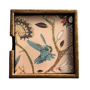 Untersetzer Holz, 6er Set Untersetzer, Glasuntersetzer, Tassenuntersetzer, Holzuntersetzer, Naturprint, Kolibri Motiv, Vogel Motiv, Botanik Design, Florale Untersetzer, Tischdeko, Wohnaccessoires, Handgefertigt, Handgemacht, Geschenkset, Einweihungsgeschenk, Geburtstagsgeschenk Frau, Küchendeko, Boho Stil, Vintage Design, Retro Look, Kunstvolle Untersetzer, Premium Qualität, Edel, Exklusiv, Dekorative Untersetzer, Schutz für Oberflächen, Kratzschutz Tisch, Getränkeuntersetzer