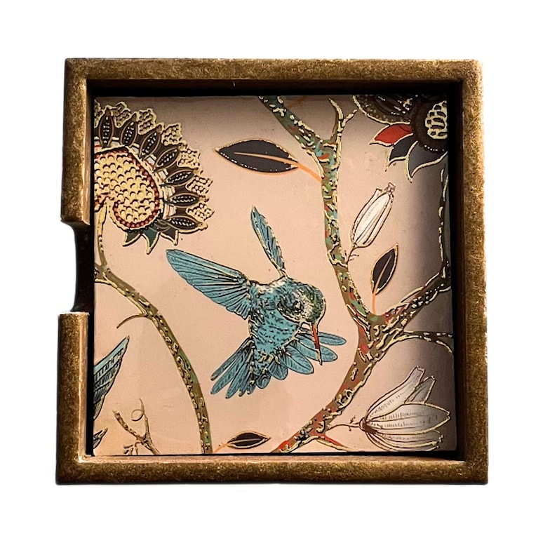 Untersetzer Holz, 6er Set Untersetzer, Glasuntersetzer, Tassenuntersetzer, Holzuntersetzer, Naturprint, Kolibri Motiv, Vogel Motiv, Botanik Design, Florale Untersetzer, Tischdeko, Wohnaccessoires, Handgefertigt, Handgemacht, Geschenkset, Einweihungsgeschenk, Geburtstagsgeschenk Frau, Küchendeko, Boho Stil, Vintage Design, Retro Look, Kunstvolle Untersetzer, Premium Qualität, Edel, Exklusiv, Dekorative Untersetzer, Schutz für Oberflächen, Kratzschutz Tisch, Getränkeuntersetzer