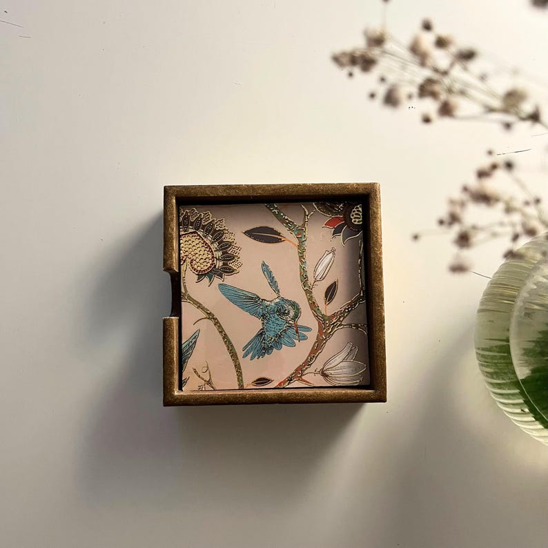Bar Zubehör, Kaffeetafel, Teestunde, Untersetzer Set Holz, Quadratische Untersetzer, Landhausstil, Shabby Chic, Mediterran, Naturmotive, Illustration, Kunstdruck, Lackiertes Holz, Langlebig, Abwischbar, Geschenkidee, Muttertagsgeschenk, Hochzeitsgeschenk, Gastgeschenk, Mitbringsel, Boho Küche, Skandinavisch Wohnen, Modernes Design, Goldene Akzente, Bunte Untersetzer, Tierdruck, Wildlife Design, Gartenparty Deko, Balkon Zubehör, Teetassen Unterlage, Weinglas Untersetzer