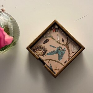 Bieruntersetzer Holz, Cocktail Untersetzer, Saftglas Unterlage, Schreibtisch Deko, Home Office Accessoires, Stilvoll Servieren, Gastronomie Zubehör, Restaurant Deko, Café Zubehör, Individualität, Einzigartig, Unikat, Sammlerstück, Kunsthandwerk, Handarbeit, Lokales Design, Nachhaltiges Holz, Ökologisch, Plastikfrei, Hochwertige Verarbeitung, Glatte Oberfläche, Antik Look, Nostalgie, Romantisch, Verspielt