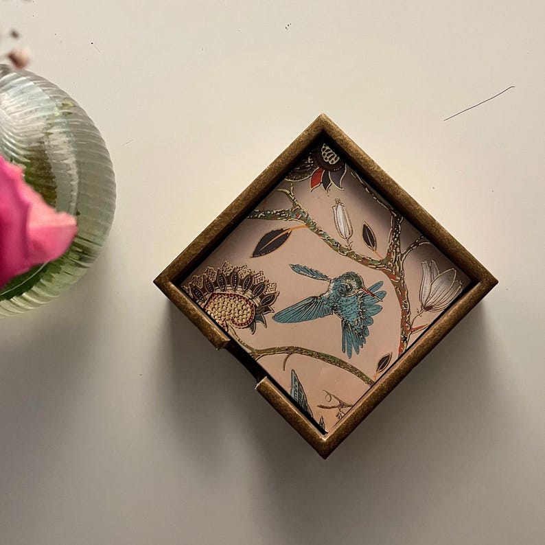 Bieruntersetzer Holz, Cocktail Untersetzer, Saftglas Unterlage, Schreibtisch Deko, Home Office Accessoires, Stilvoll Servieren, Gastronomie Zubehör, Restaurant Deko, Café Zubehör, Individualität, Einzigartig, Unikat, Sammlerstück, Kunsthandwerk, Handarbeit, Lokales Design, Nachhaltiges Holz, Ökologisch, Plastikfrei, Hochwertige Verarbeitung, Glatte Oberfläche, Antik Look, Nostalgie, Romantisch, Verspielt