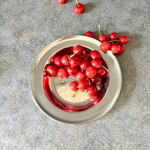 Designklassiker, Robustes Material, Expedition Geschirr, Picknickkorb Inhalt, Geschenk für Weltenbummler, Vintage-Liebe, Edle Optik, Langlebigkeit, Wertbeständig, Erbstück Qualität, Traditionsgeschirr, Modernes Metall, Cooles Design, Glänzend, Poliert, Mattierte Details, Relief Gravur, Haptisches Erlebnis, Geschenk für Sie, Geschenk für Ihn, Unisex Geschenk, Zeitloses Silber, Glanzstück, Highlight auf dem Tisch, Event Dekoration, Taufe Geschenk, Kommunion Deko, Konfirmation Geschenk