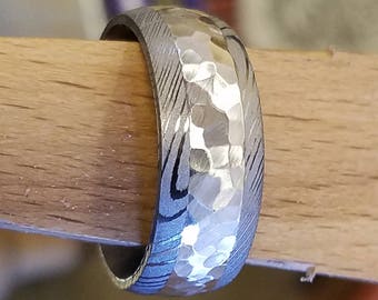 Bague en acier damas de 8 mm de large et incrustation d'argent de 4 mm de large