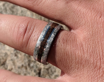 Fede nuziale da uomo, anello da uomo in meteorite con intarsio centrale in osso di dinosauro