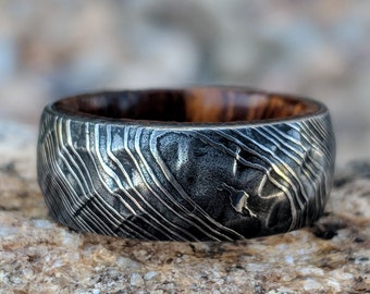 Damascus Steel Wedding Band With Ironwood Sleeve And Hammered Finish - DS-BLK-8HR-BHB-IronWoodSleeve