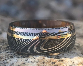 Anillo de acero de Damasco, con incrustaciones dobles de oro rosa y amarillo de 14k y funda de madera de hierro de Arizona.