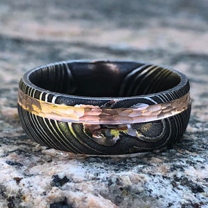 Handcrafted 8mm Damascus Steel and 14k Rose Gold Men&#39;s Wedding Band