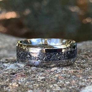Alliance authentique de char Sherman, bague en titane de 8 mm avec incrustation de la Seconde Guerre mondiale