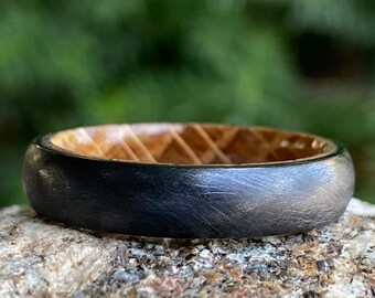 Anillo de boda para hombre de titanio negro, anillo con acabado envejecido tipo barril de whisky, hecho a mano con un estilo rústico y cómodo.