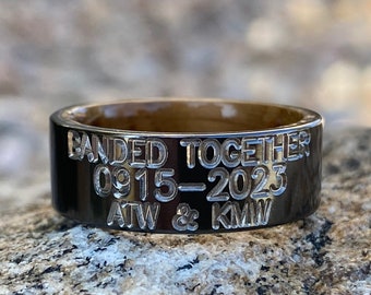 Anillos de boda negros hechos en EE. UU. con forma de barril de whisky - Personalizados para ti