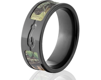 Op de afbeelding: Zwarte ring van wolfraamcarbide met een camouflagepatroon en een vishaakontwerp. De ring is ongeveer 8 mm breed.