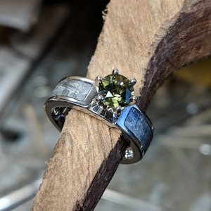 Authentic 6mm Wide Meteorite Engagement Ring with stunning Moldavite Round Center -COB-6F14G1Prin-Meteorite-Moldavite