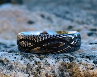 Fedi nuziali abbinate in acciaio damasco Infinity per lui e per