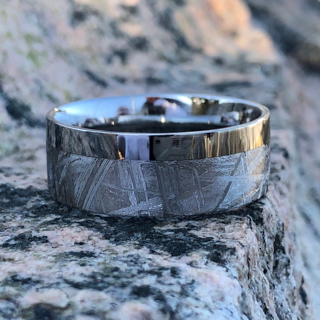 本物のギベオン隕石の結婚指輪 - コバルトクロムスリーブ付き手作り 