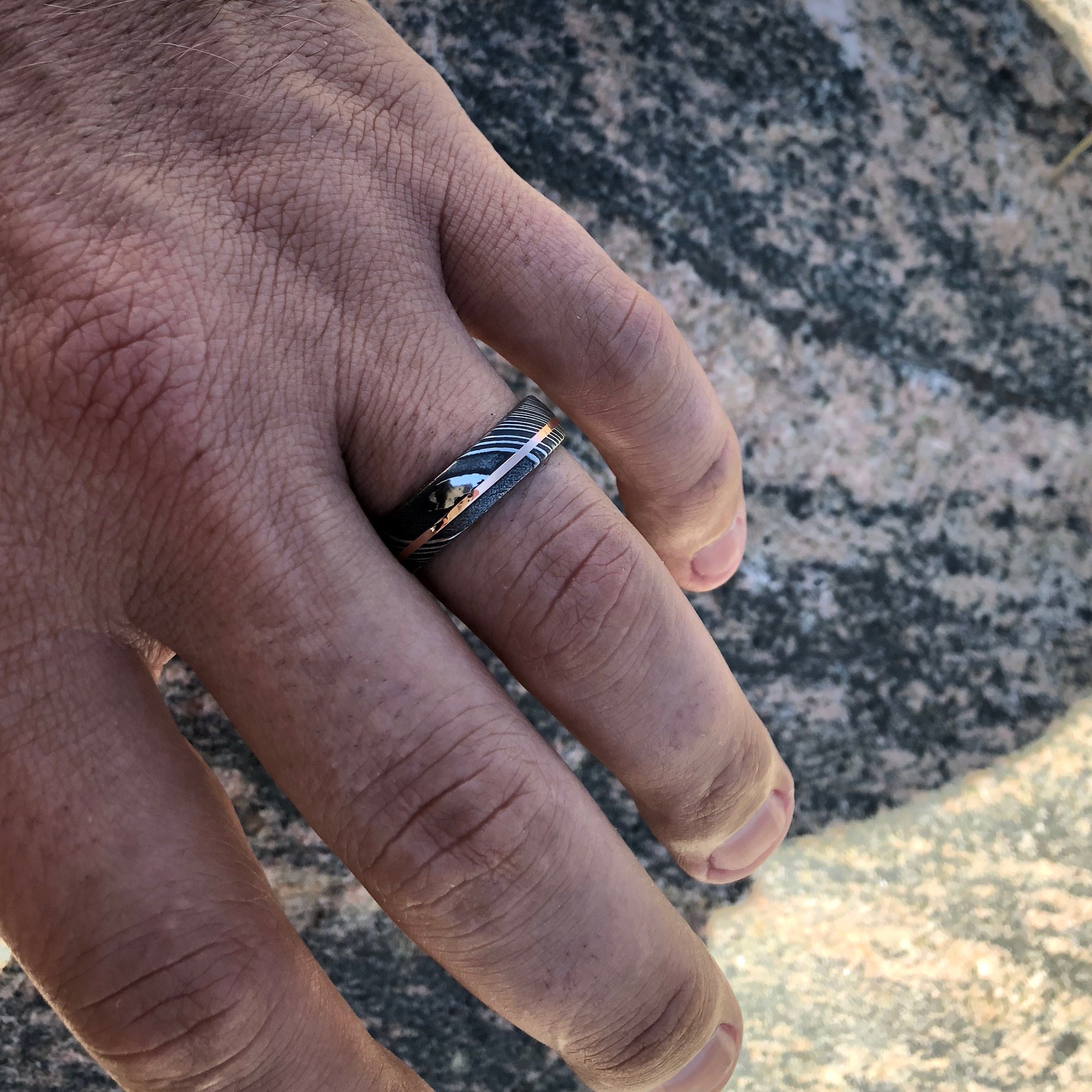 ダマスカス鋼の結婚指輪、14金象嵌リング、ブルースリーブ、7mm幅 