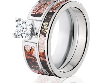 Op de afbeelding: Een set van twee trouwringen, een met een vierkante diamant en de andere met een camouflagepatroon.