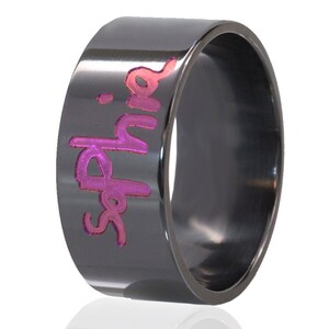 Neue kundenspezifische Name Ring, Kinder Kreide Schriftzug Design, geschnitzte schwarze Name Ring, personalisierte Handschrift Schmuck: BZ-10F-CrayonName-Purple