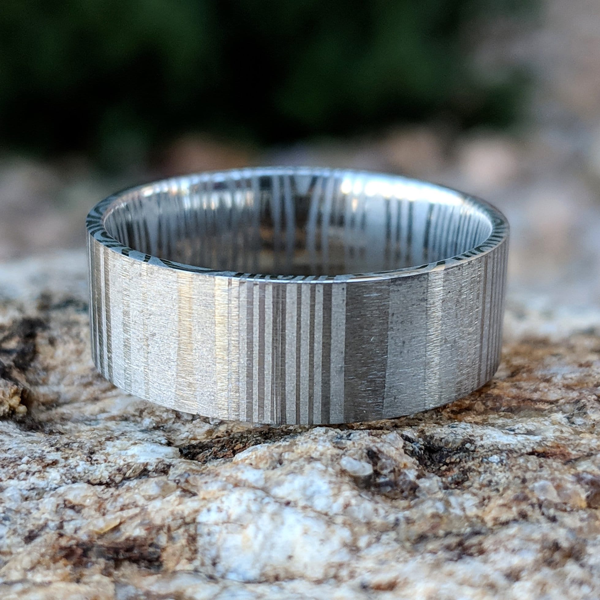 Fede Nuziale Da Uomo In Acciaio Damasco Da 8 Mm, Zaffiro Yogo E Inserto In Oro Rosa 14 Carati - Italia - Foto 10