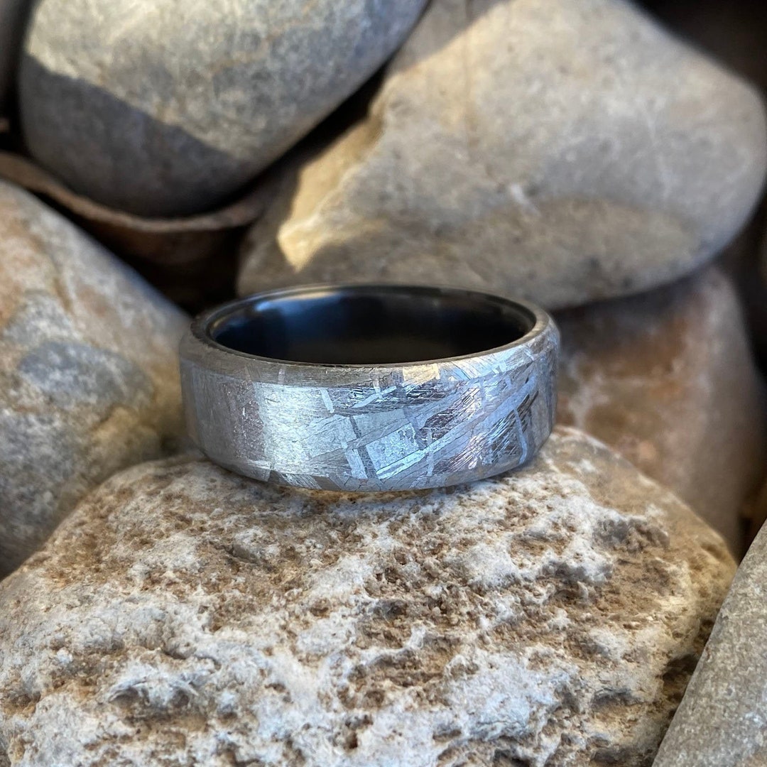 本物の隕石製結婚指輪（ブラックチタン製スポーツスリーブ付き