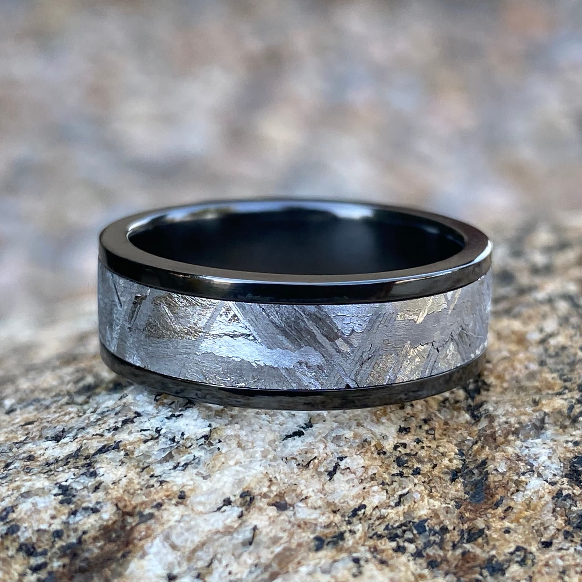 ギベオン隕石リング、ブラックジルコニウム製メンズ結婚指輪、手作りの