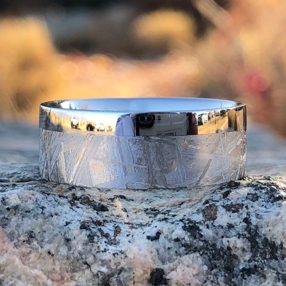 本物のギベオン隕石の結婚指輪 - コバルトクロムスリーブ付き手作り