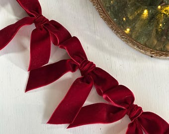 Christmas Bow Garland: Holiday Wall Decor
