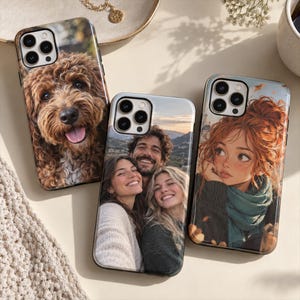 Könnte beinhalten: Drei rechteckige Smartphone-Hüllen mit individuellen Drucken. Eine Hülle zeigt einen braunen, lockigen Hund, eine weitere ein Foto von drei lächelnden Menschen im Freien und die dritte ein illustriertes Porträt einer Person.