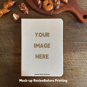 Könnte beinhalten: Eine hellbeige iPad-Hülle mit den Worten "YOUR IMAGE HERE" in dunklerem Beige gedruckt. Der Text "Custom Photo iPad Case" steht darunter. Die Worte "Mock-up Review Before Printing" stehen unten.