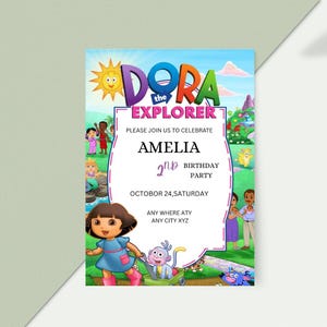 Op de afbeelding: Een kleurrijke uitnodiging voor een Dora the Explorer verjaardagsfeestje. De uitnodiging toont Dora, een aap en andere personages. De tekst luidt "Dora the Explorer", "Amelia", "2nd Birthday Party", de datum en de locatie.