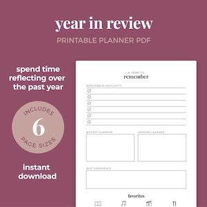 Pode incluir: Um planejador PDF imprimível intitulado "year in review" com fundo branco e borda malva. O planejador inclui seções para destaques memoráveis, maior surpresa, lições aprendidas e favoritos. O texto "download instantâneo" também é visível.