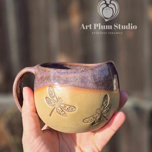 Mug en céramique artisanale à motif libellule – Tasse en grès de 380 ml, émail prune violet, poterie rustique