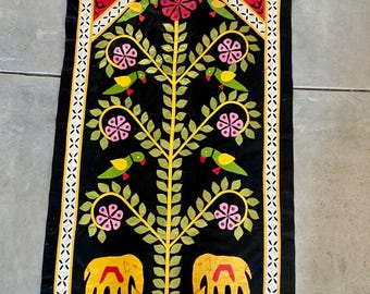 India-appliqué voor opengewerkte borduursels. Levendige Bihar Village Khatwa Tree Motif Quilt Art. 33 x 53 inch olifanten, papegaaien, bloemen op zwart. Omgekeerde applicatie