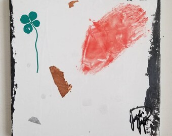 Puede incluir: Pintura abstracta sobre lienzo blanco con marco negro. La pintura presenta un trébol de cuatro hojas verde, una salpicadura roja y detalles de pan de oro. La pintura está firmada con tinta negra en la esquina inferior derecha.
