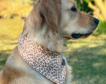 Hundehalstuch Leo Musselin – wendbar, Knoten & Statement-Label