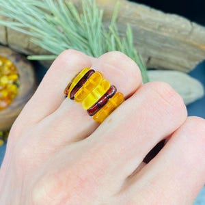 Baltic Amber Multicolor stretch ring, Handmade Amber unisex jewelry, Unique Amber ring slabs for gifting, 波羅的海琥珀, Bernsteinfarbener ring