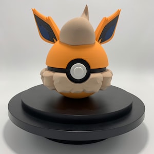 Decorazione regalo da collezione con design Poké Ball stampato in 3D Flareon