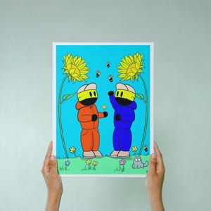 Könnte beinhalten: Zwei Comicfiguren, eine in Rot und eine in Blau, stehen in einem Feld mit gelben Sonnenblumen. Beide tragen gelbe Helme und lächeln. Es fliegen Bienen um sie herum.