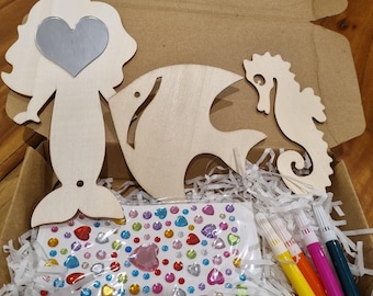 Bereit, Ihre eigenen hölzernen Meeresbewohner und Spiegel zu malen. Kinder-Gastgeschenke