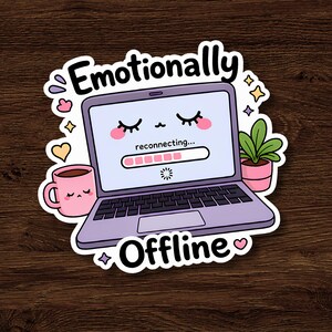 Puede incluir: Una pegatina troquelada que muestra un portátil de color morado claro con una cara kawaii, ojos cerrados y mejillas rosas. La pantalla muestra una barra de carga con el texto 'reconnecting...' y las palabras 'Emotionally Offline'.