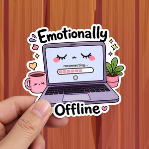 Może przedstawiać: Wykrawana naklejka przedstawiająca fioletowy laptop z uroczą buzią, zamkniętymi oczami i ekranem wyświetlającym tekst 'reconnecting...' z paskiem ładowania. Naklejka zawiera napis 'Emotionally Offline', różowy kubek i małą zieloną roślinę w doniczce.