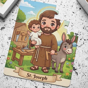 Könnte beinhalten: Ein Puzzle mit einer Cartoon-Illustration von Josef, der das Jesuskind auf dem Arm hält, begleitet von einem Esel. Die Szene zeigt eine Werkbank aus Holz mit Werkzeugen, eine Wiese und ein Banner am unteren Rand mit der Aufschrift St. Joseph.