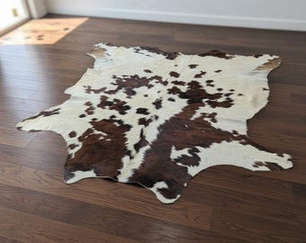 Alfombra de piel de vaca auténtica, piel moteada blanca y marrón, alfombra de área de piel de vaca natural auténtica, forma irregular, decoración para sala de estar y dormitorio