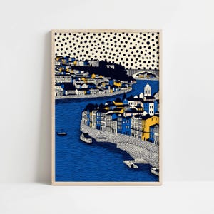 K&ouml;nnte beinhalten: Gerahmter Kunstdruck mit einer farbenfrohen Stadtlandschaft und einem Fluss. Die Geb&auml;ude sind in Blau, Gelb und Wei&szlig; gehalten, mit einem gepunkteten Muster oben. Eine Br&uuml;cke &uuml;berspannt den Fluss.