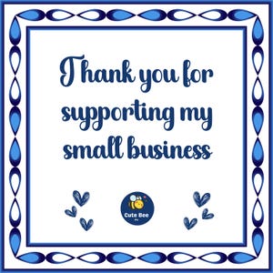 K&ouml;nnte beinhalten: Quadratische wei&szlig;e Karte mit blauem Rand und dem Text "Thank you for supporting my small business" in dunkelblauer Schrift. Enth&auml;lt ein Cute Bee Logo und Herz-Illustrationen.