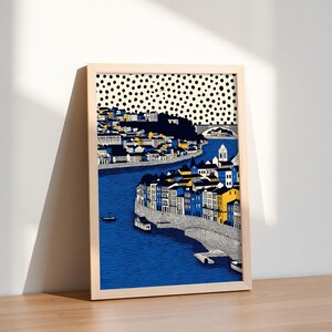 K&ouml;nnte beinhalten: Gerahmter Kunstdruck mit einer stilisierten Illustration einer Stadtlandschaft mit Fluss. Das Kunstwerk verwendet Blau, Gelb und Wei&szlig; mit einem gepunkteten Muster oben. Der Druck befindet sich in einem hellen Holzrahmen.