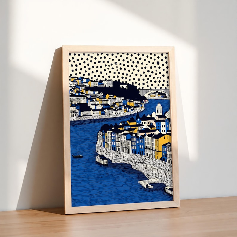 K&ouml;nnte beinhalten: Gerahmter Kunstdruck mit einer stilisierten Illustration einer Stadtlandschaft mit Fluss. Das Kunstwerk verwendet Blau, Gelb und Wei&szlig; mit einem gepunkteten Muster oben. Der Druck befindet sich in einem hellen Holzrahmen.