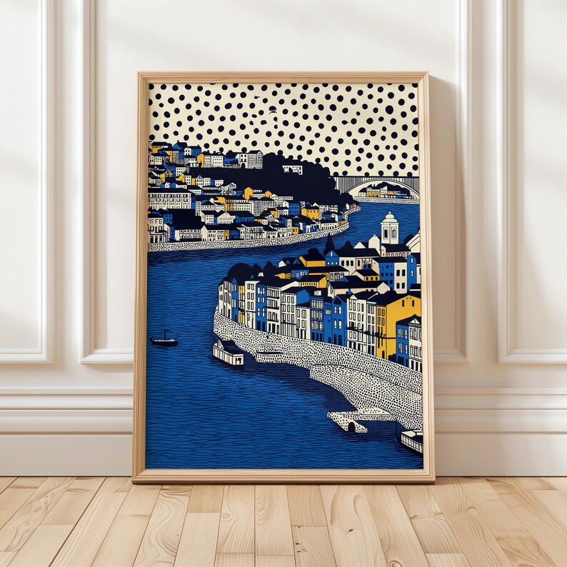 K&ouml;nnte beinhalten: Ein gerahmter Kunstdruck, der eine Stadtlandschaft mit einem Fluss zeigt. Das Kunstwerk zeigt Geb&auml;ude in Blau-, Gelb- und Wei&szlig;t&ouml;nen, mit einer Br&uuml;cke und Booten. Der Himmel ist ein Muster aus schwarzen Punkten auf cremefarbenem Hintergrund.