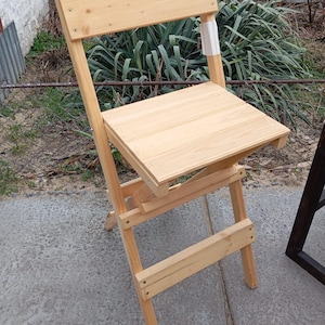 Taburete plegable de madera marrón, taburete rústico plegable, asiento portátil redondo, taburete plegable de madera con asa circular y mesa auxiliar.